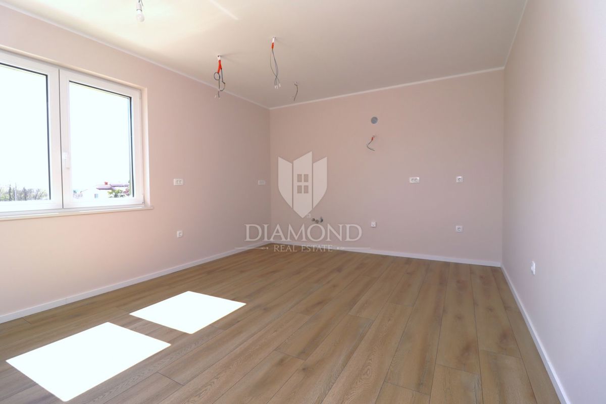 Parenzo, nuova costruzione, appartamento al primo piano a 500m dal mare!