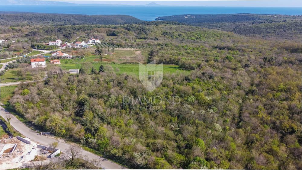 Krnica, terreno edificabile ai margini della zona edificabile! 