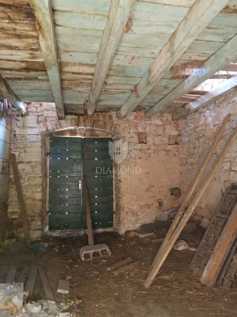 Vodnjan, centro, casa da ristrutturare con cortile