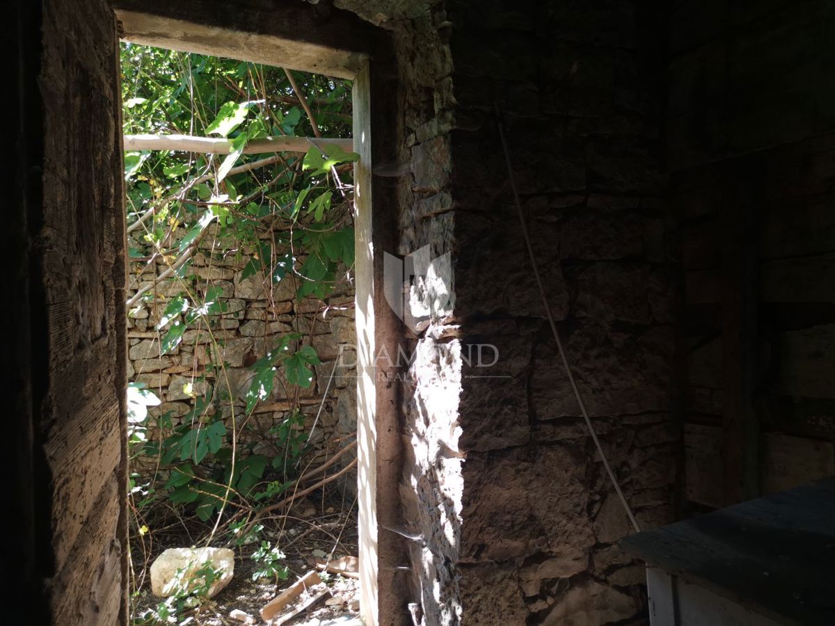 Vodnjan, centro, casa da ristrutturare con cortile