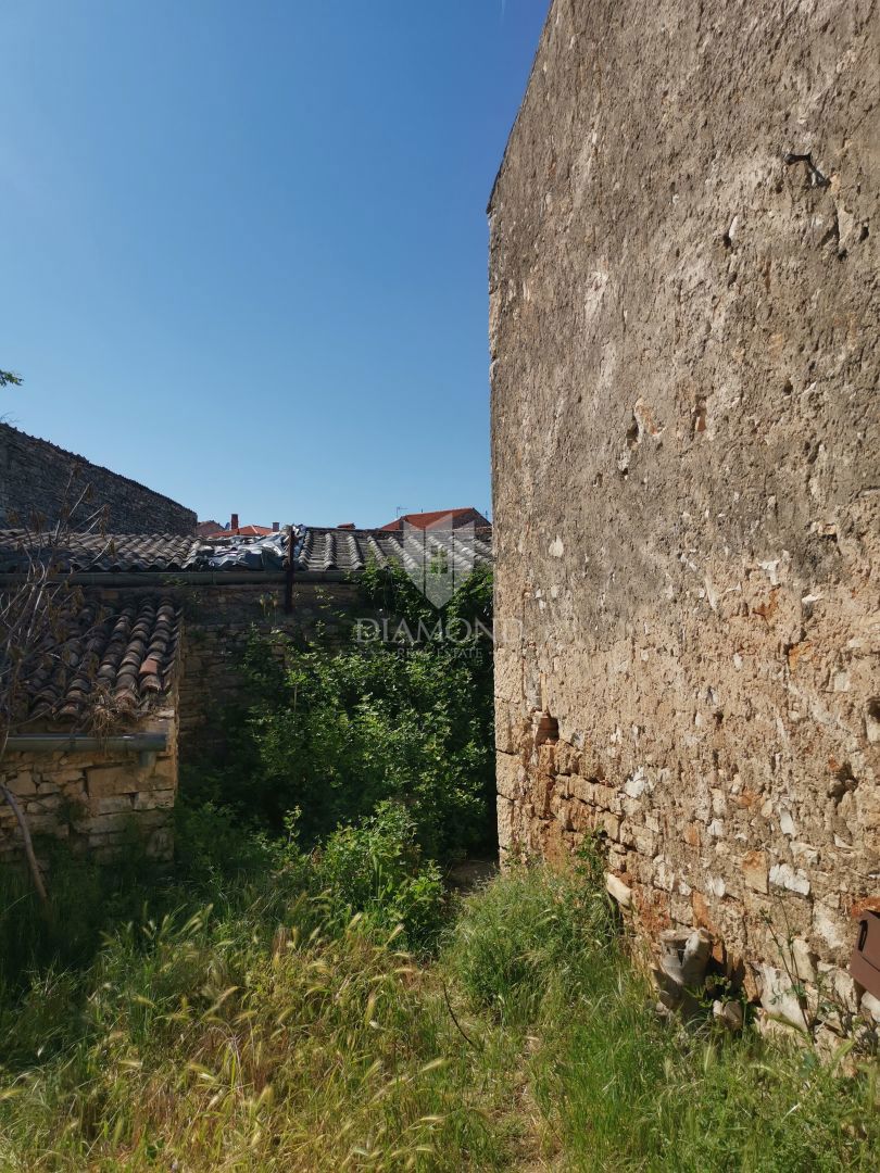 Vodnjan, centro, casa da ristrutturare con cortile