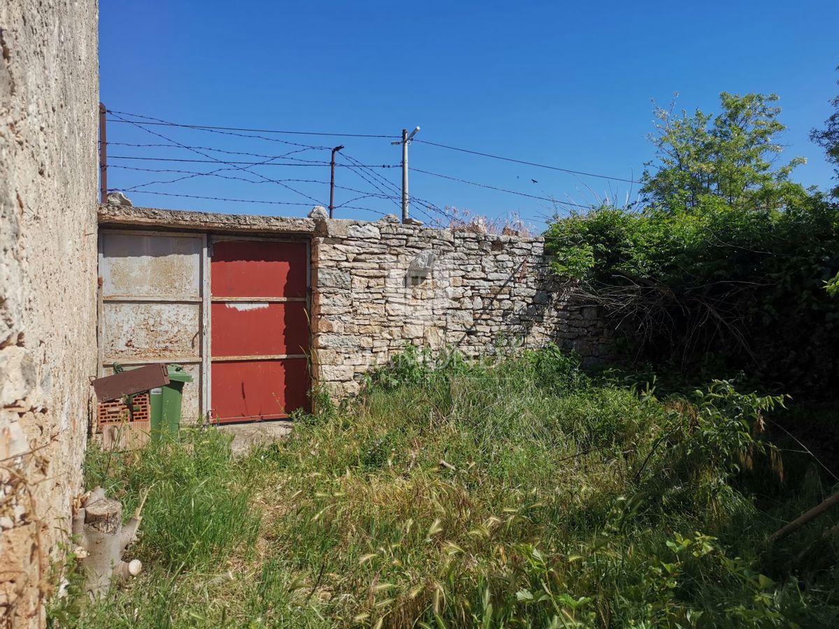 Vodnjan, centro, casa da ristrutturare con cortile
