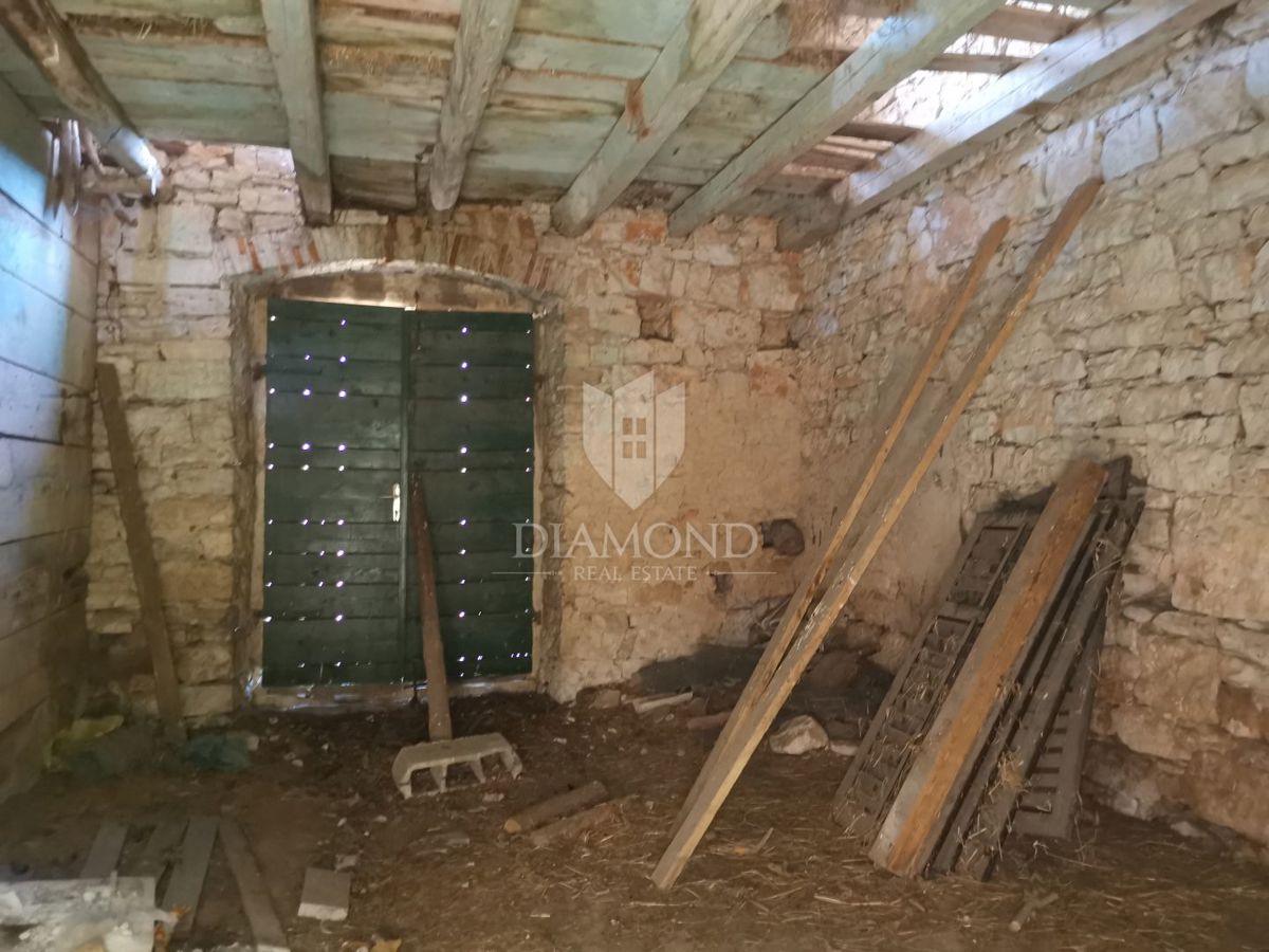 Vodnjan, centro, casa da ristrutturare con cortile