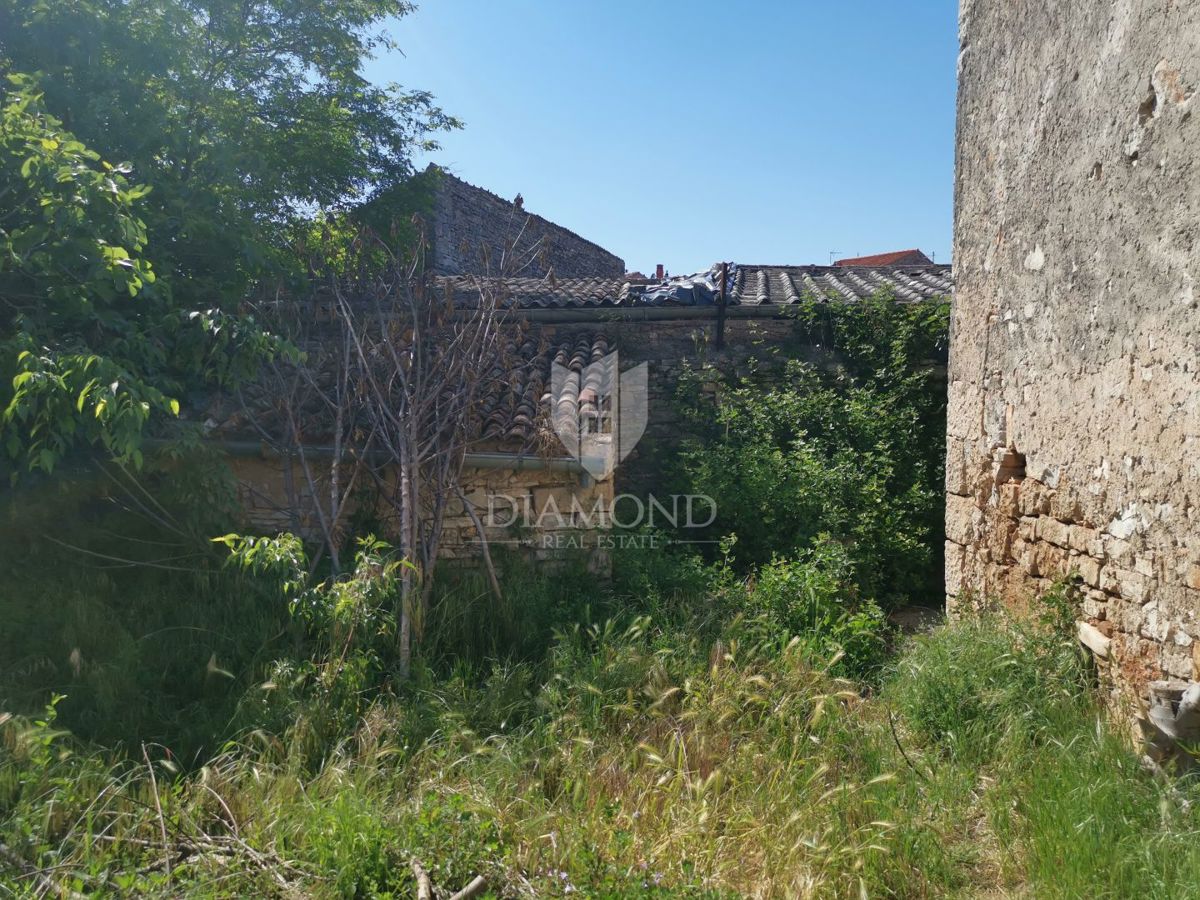 Vodnjan, centro, casa da ristrutturare con cortile