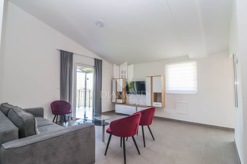 Moderno appartamento al piano terra con giardino vicino a Pola! 