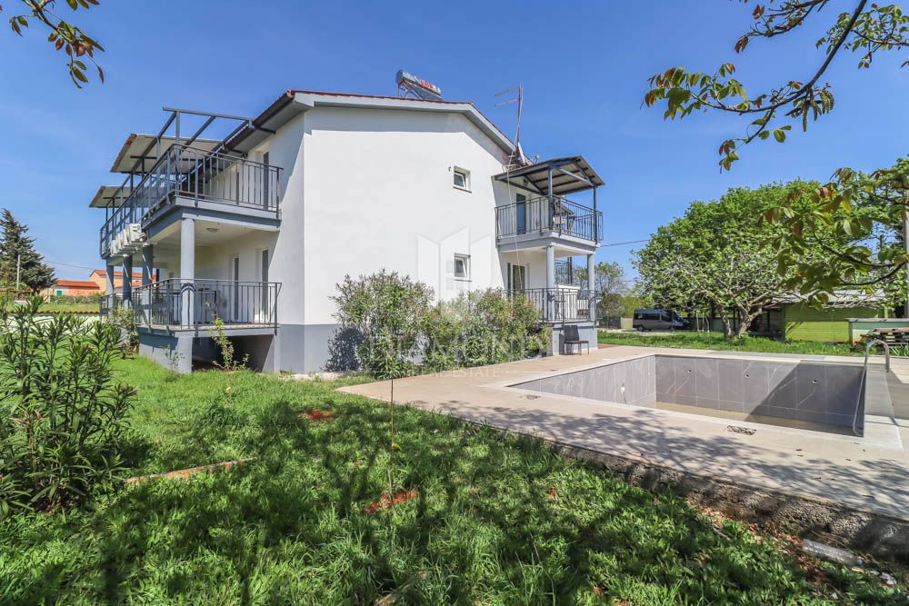 Moderno appartamento al piano terra con giardino vicino a Pola! 