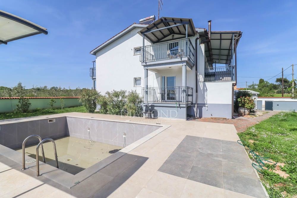 Moderno appartamento al piano terra con giardino vicino a Pola! 