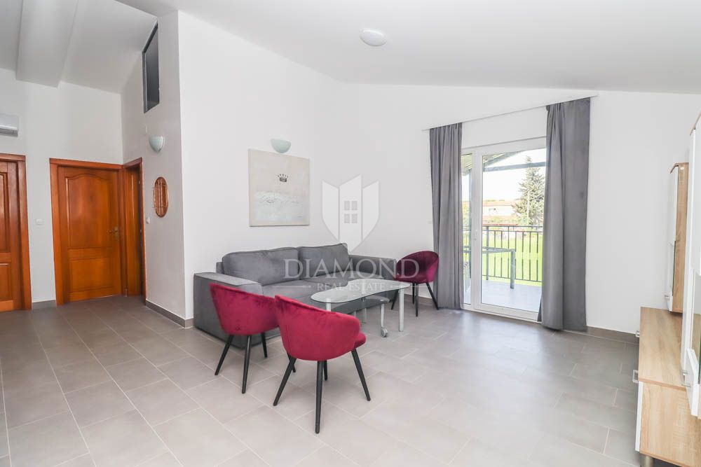 Moderno appartamento al piano terra con giardino vicino a Pola! 