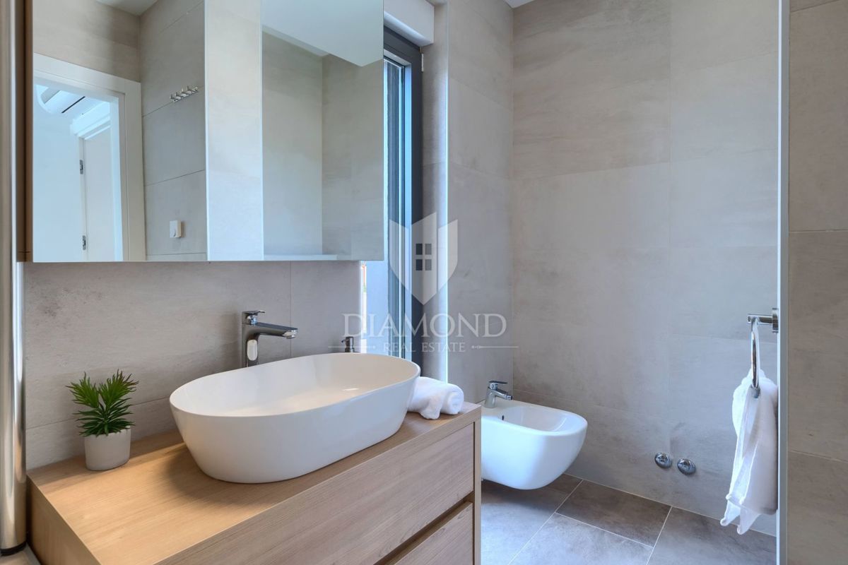 Verteneglio, bellissima villa con piscina in cima a una collina