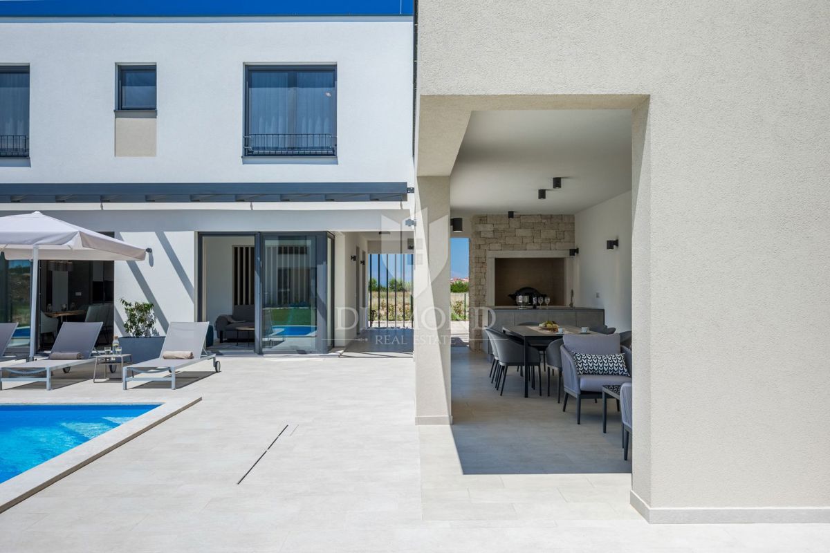 Verteneglio, bellissima villa con piscina in cima a una collina
