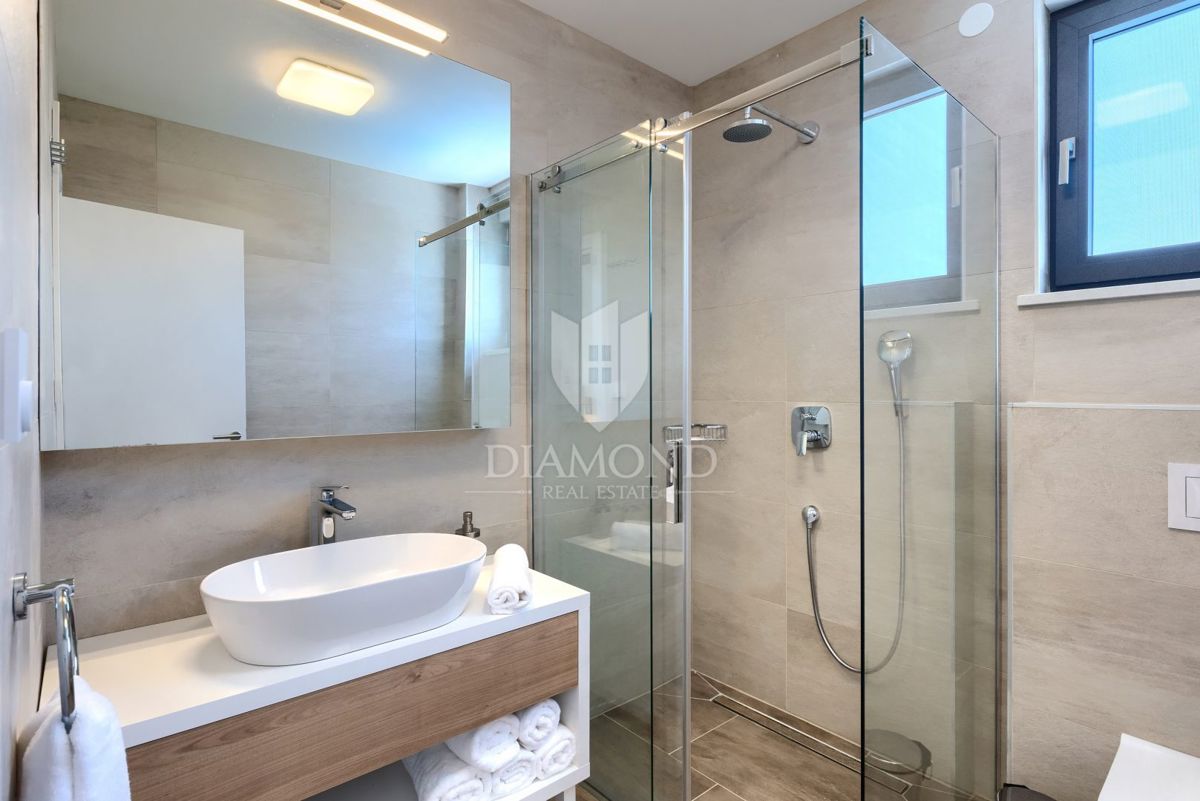 Verteneglio, bellissima villa con piscina in cima a una collina