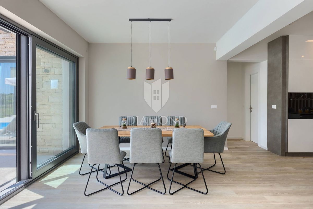 Verteneglio, bellissima villa con piscina in cima a una collina