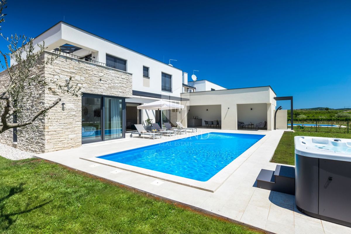 Verteneglio, bellissima villa con piscina in cima a una collina