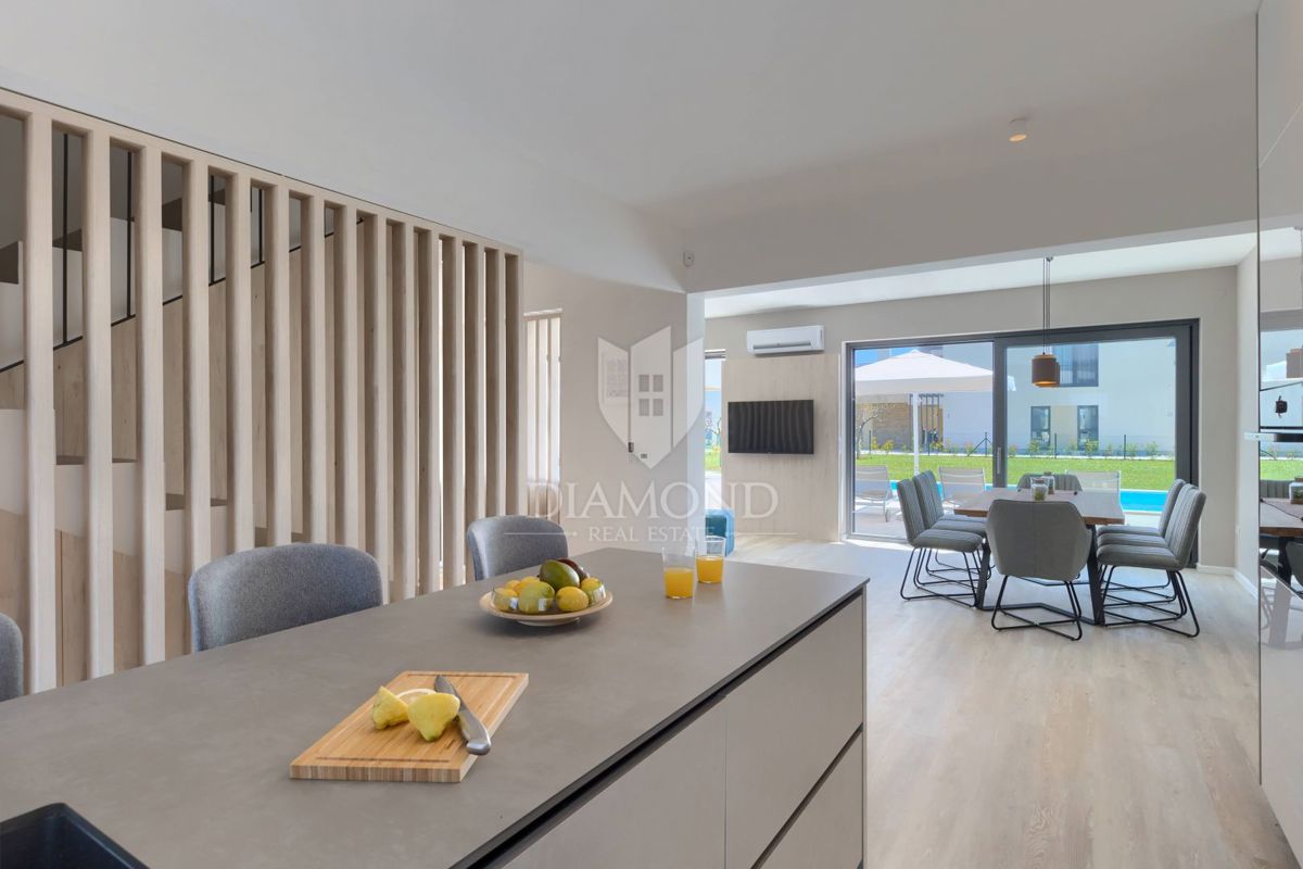 Verteneglio, bellissima villa con piscina in cima a una collina