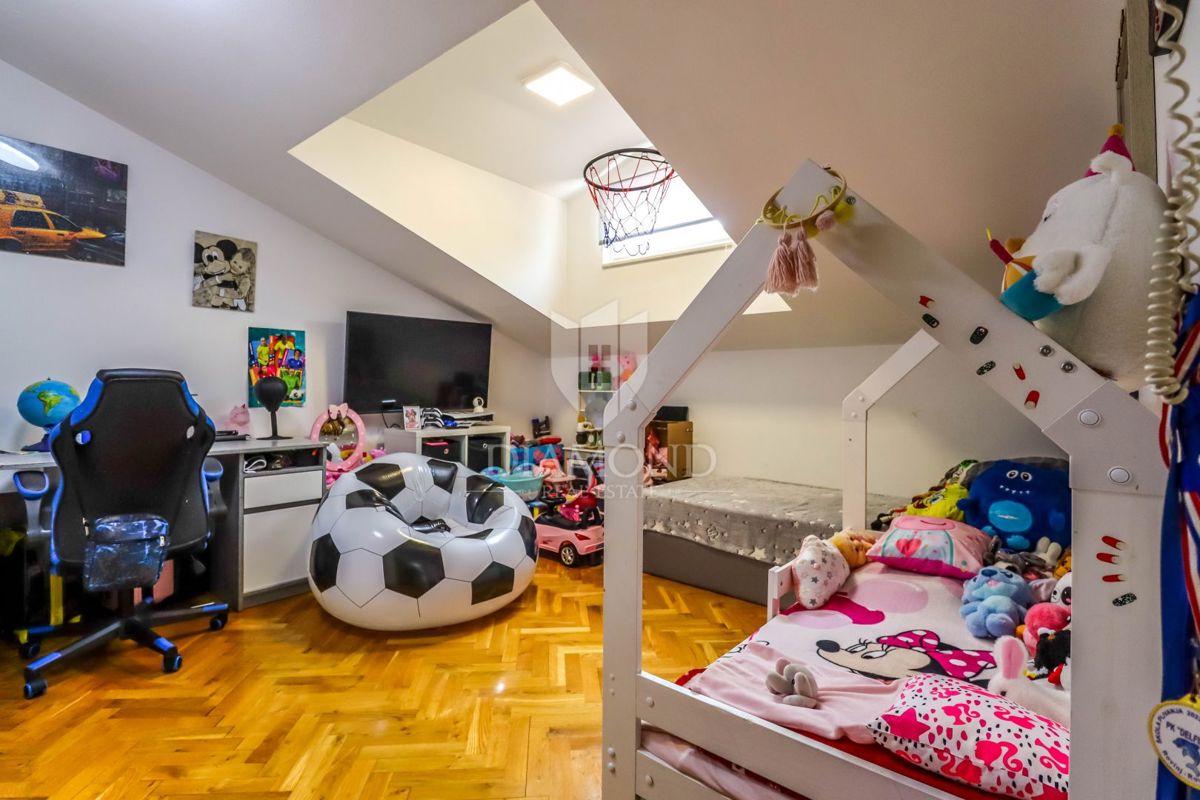 Rovigno, dintorni, spazioso appartamento familiare in posizione tranquilla