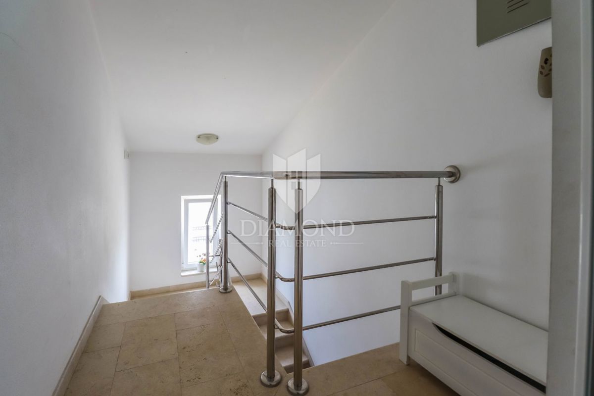 Rovigno, dintorni, spazioso appartamento familiare in posizione tranquilla