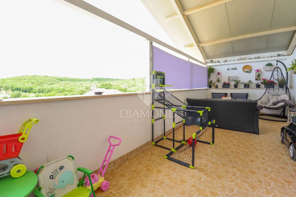 Rovigno, dintorni, spazioso appartamento familiare in posizione tranquilla