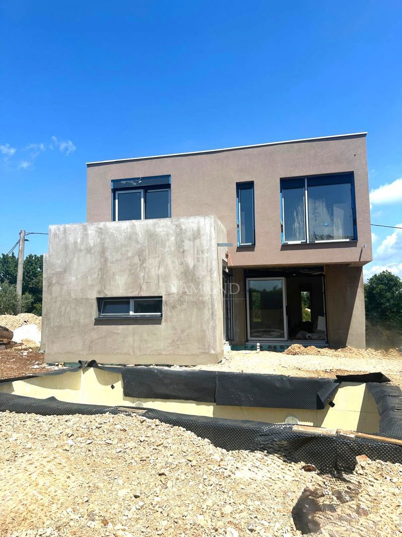 Parenzo – dintorni: Casa moderna con piscina in zona tranquilla