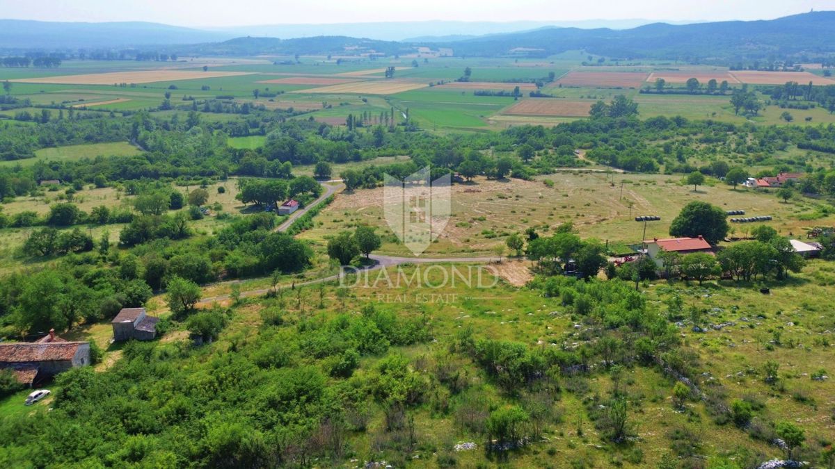 Kršan, dintorni, terreno edificabile in una natura meravigliosa