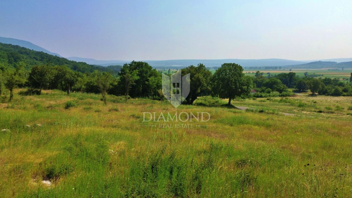Kršan, dintorni, terreno edificabile in una natura meravigliosa