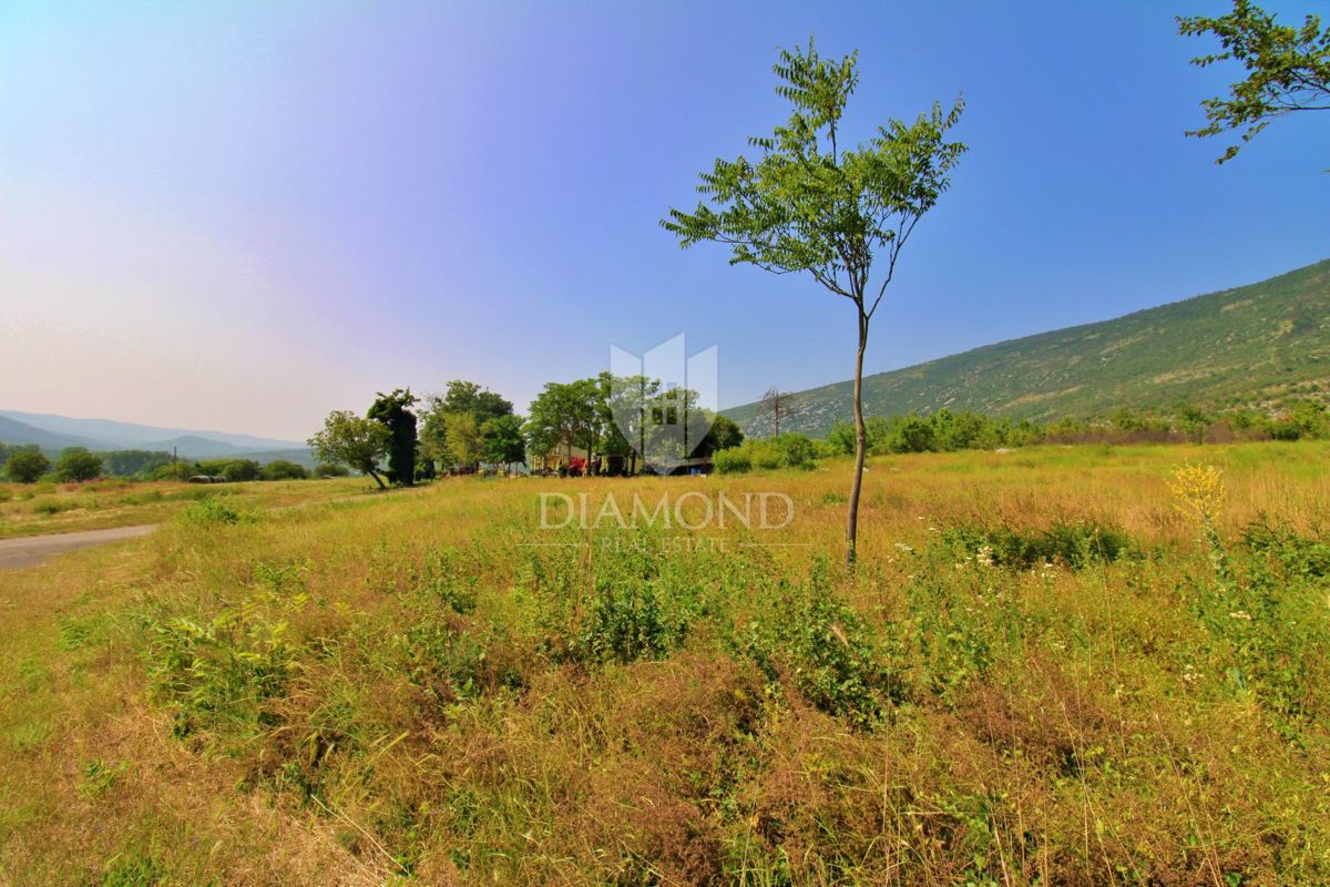 Kršan, dintorni, terreno edificabile in una natura meravigliosa