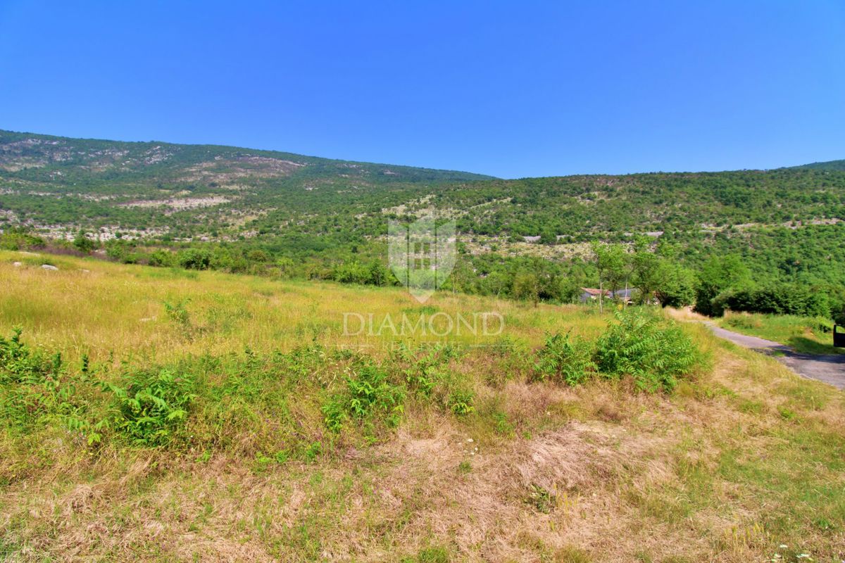 Kršan, dintorni, terreno edificabile in una natura meravigliosa