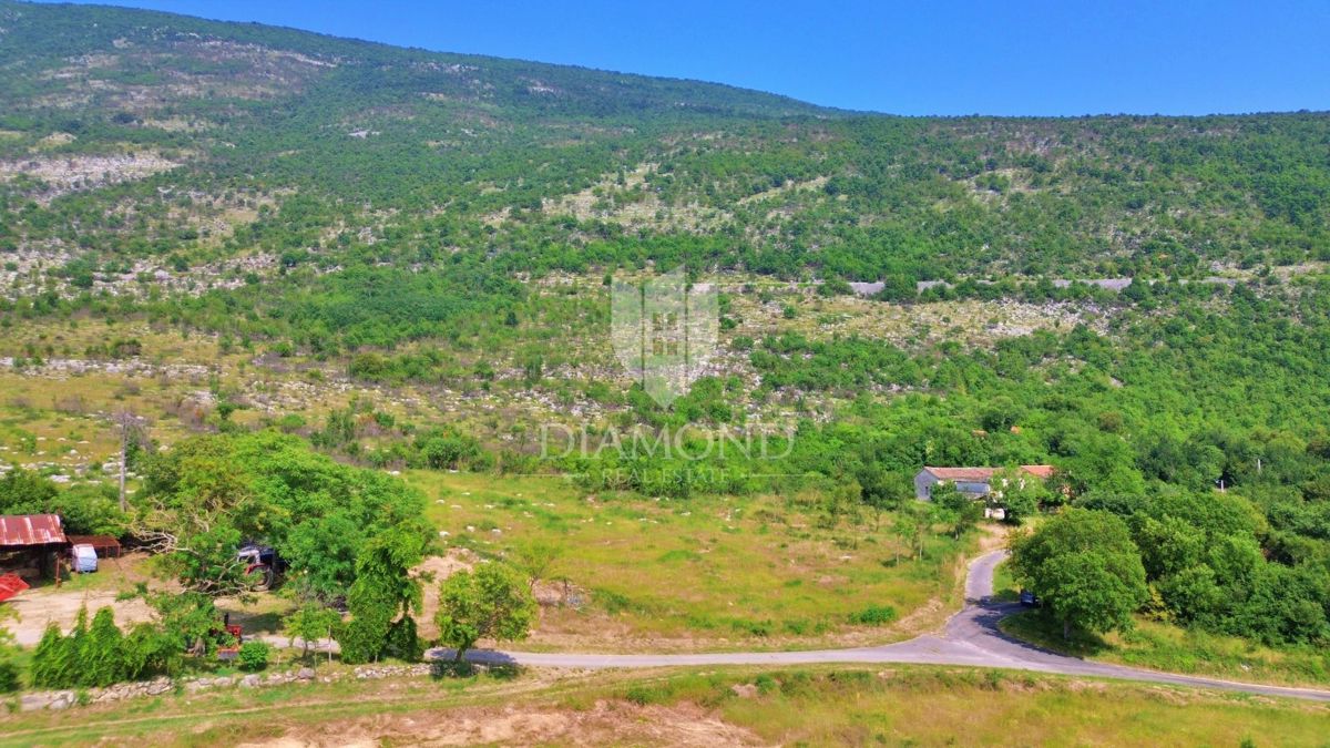 Kršan, dintorni, terreno edificabile in una natura meravigliosa