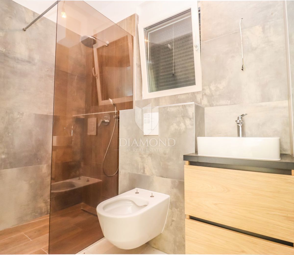 È in vendita un fantastico appartamento con giardino e piscina a Volma