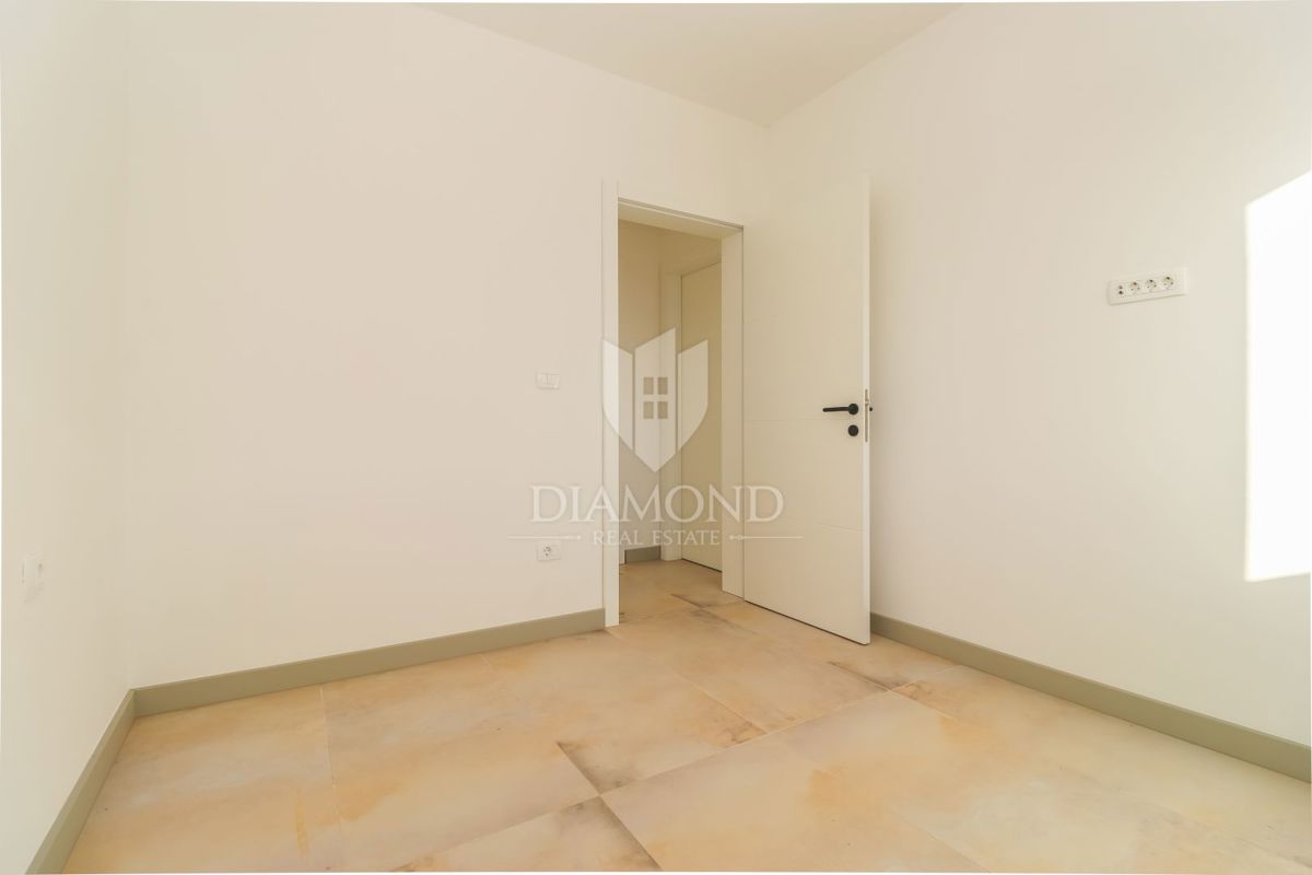 È in vendita un fantastico appartamento con giardino e piscina a Volma