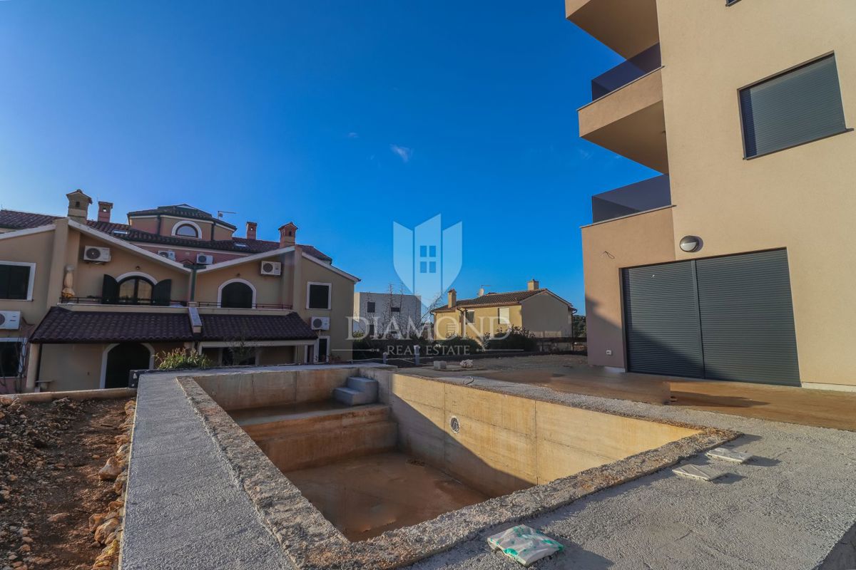 È in vendita un fantastico appartamento con giardino e piscina a Volma