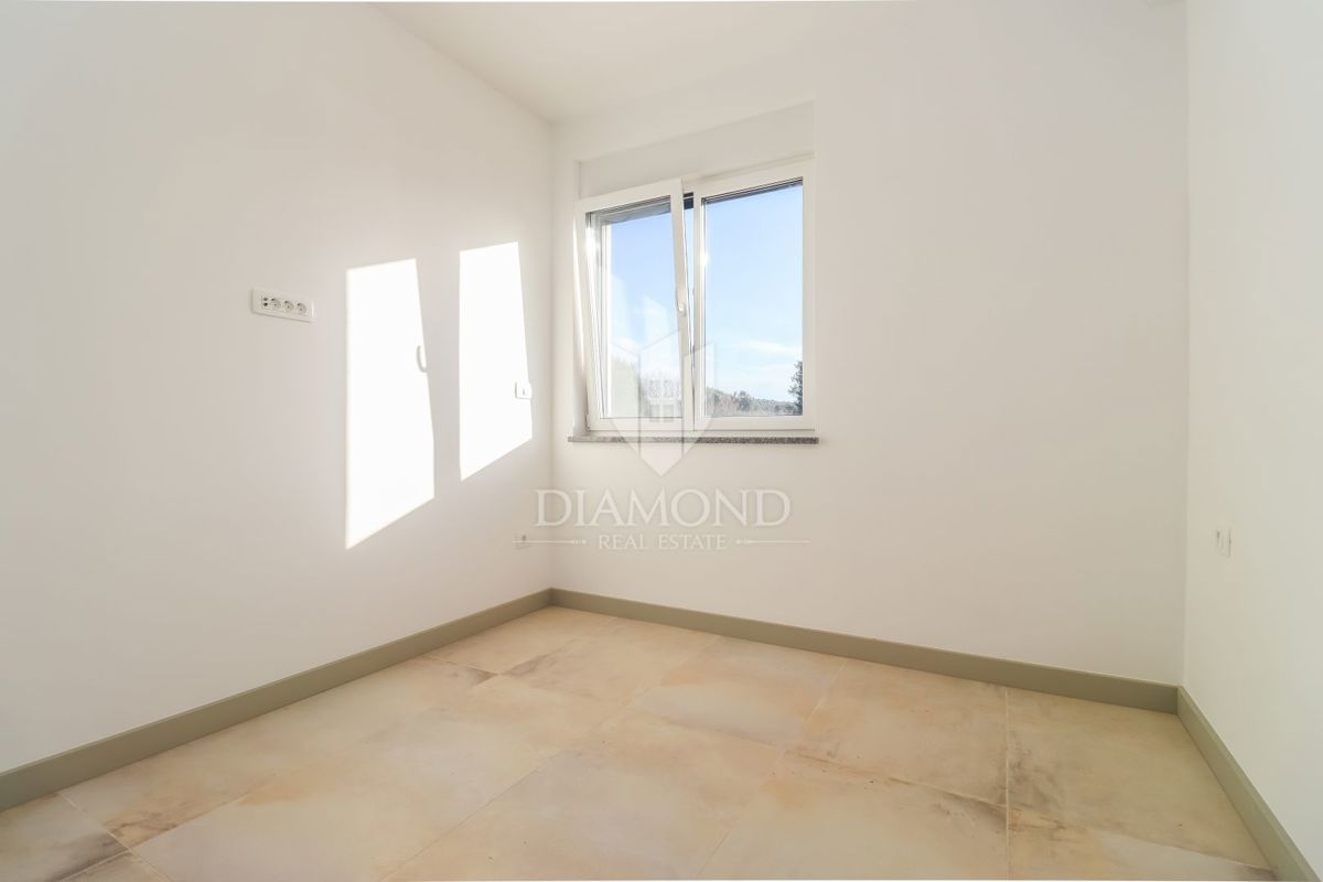 È in vendita un fantastico appartamento con giardino e piscina a Volma