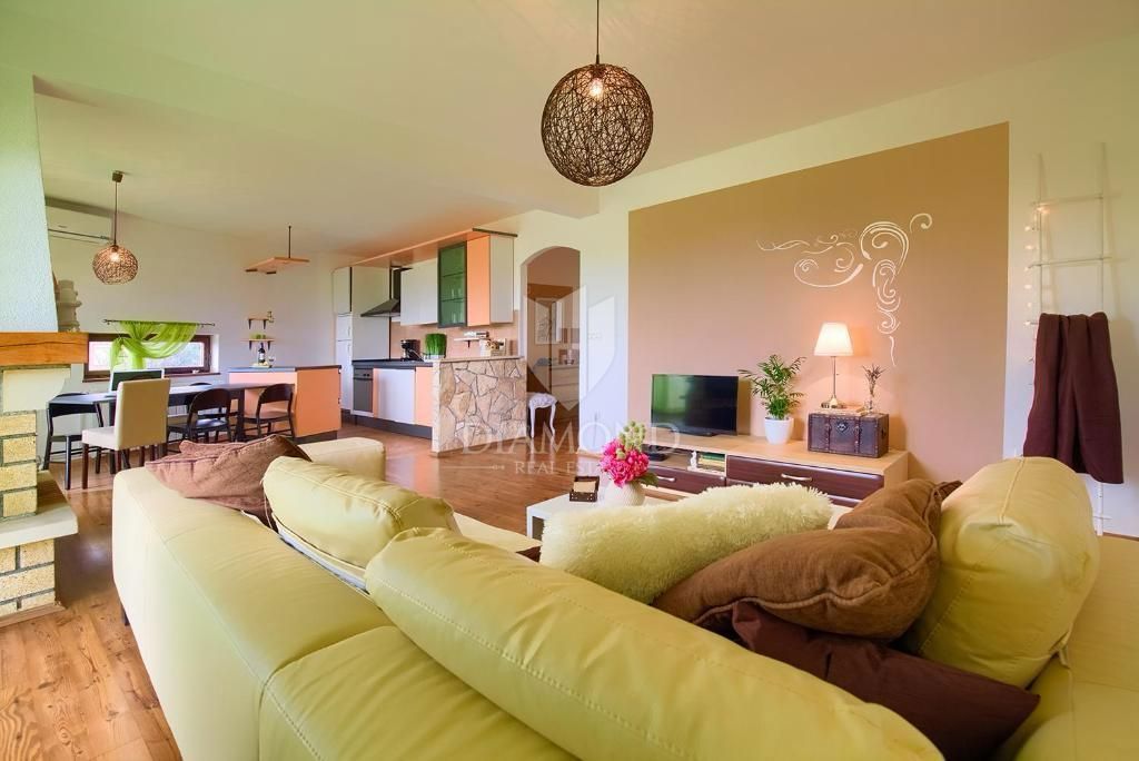 Casa a due piani con ampio giardino - Peroj