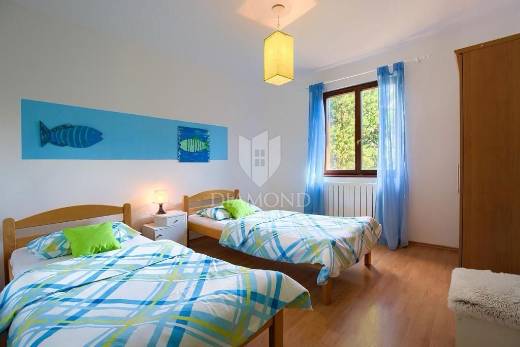 Casa a due piani con ampio giardino - Peroj