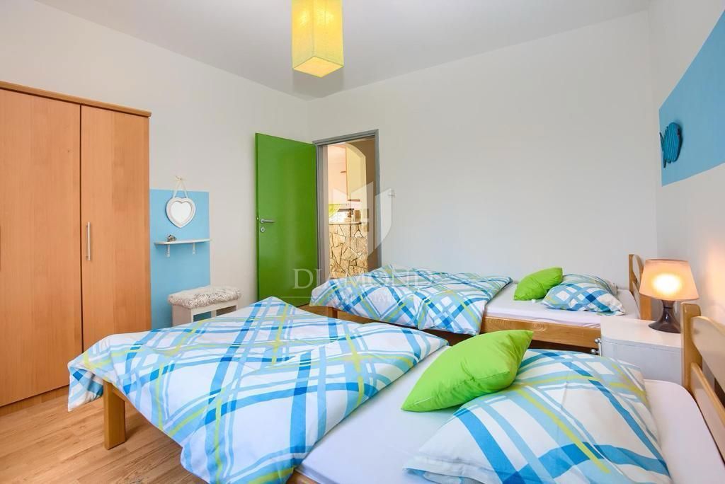 Casa a due piani con ampio giardino - Peroj