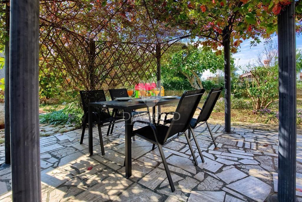 Casa a due piani con ampio giardino - Peroj