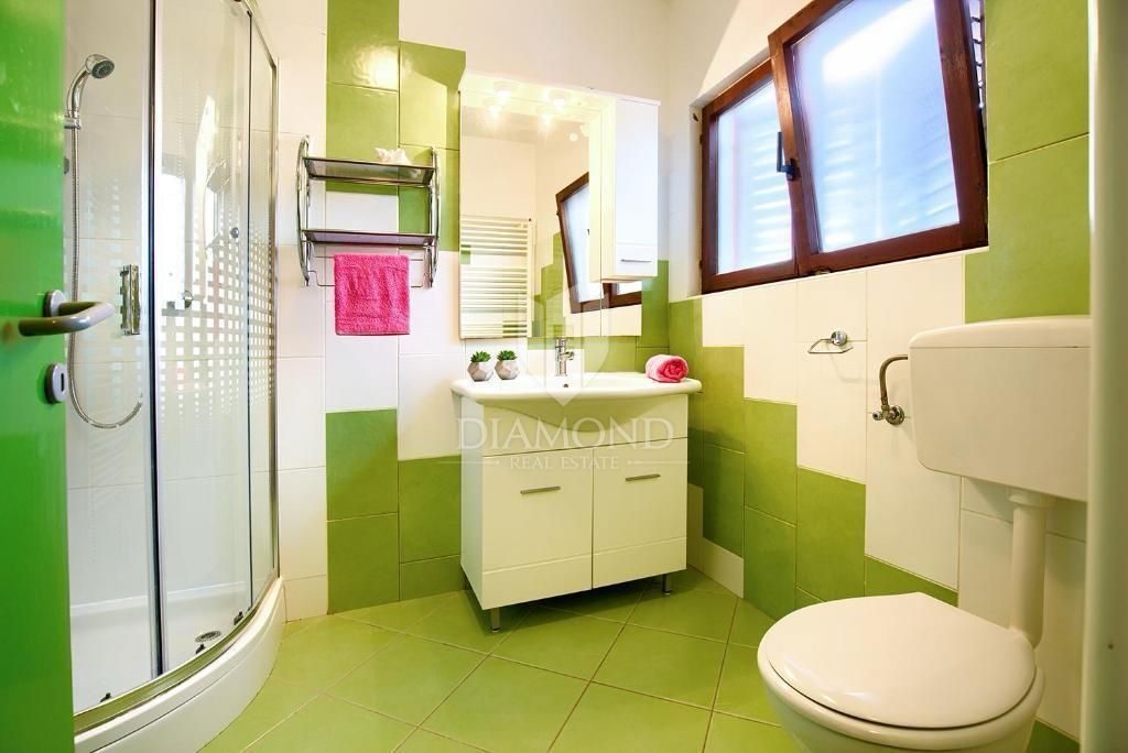 Casa a due piani con ampio giardino - Peroj