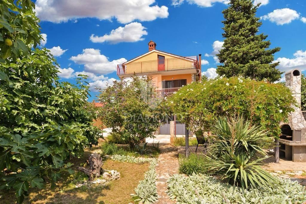 Casa a due piani con ampio giardino - Peroj