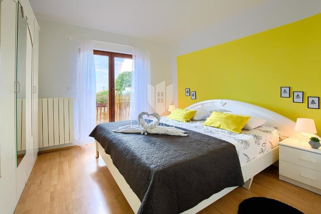 Casa a due piani con ampio giardino - Peroj