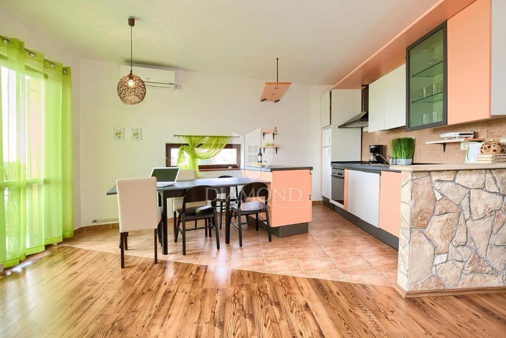 Casa a due piani con ampio giardino - Peroj