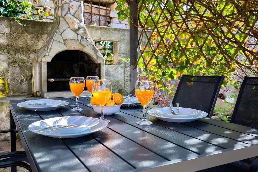 Casa a due piani con ampio giardino - Peroj