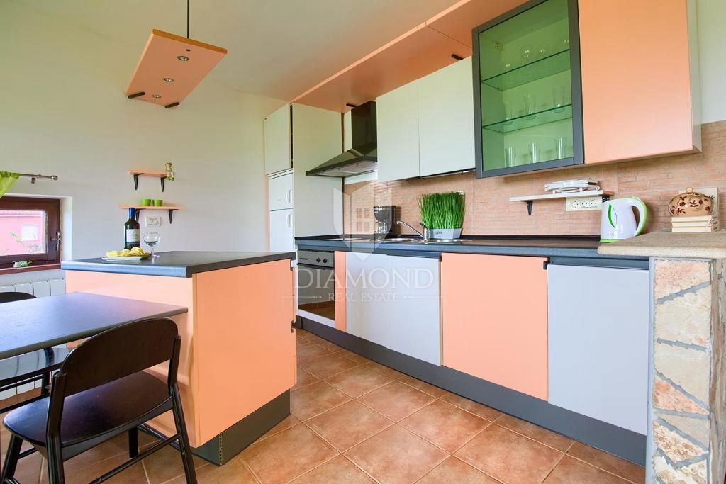 Casa a due piani con ampio giardino - Peroj