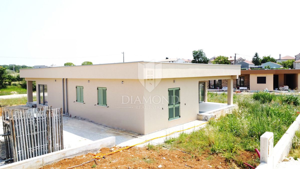 Poreč – Dintorni: Casa bifamiliare al piano terra con giardino