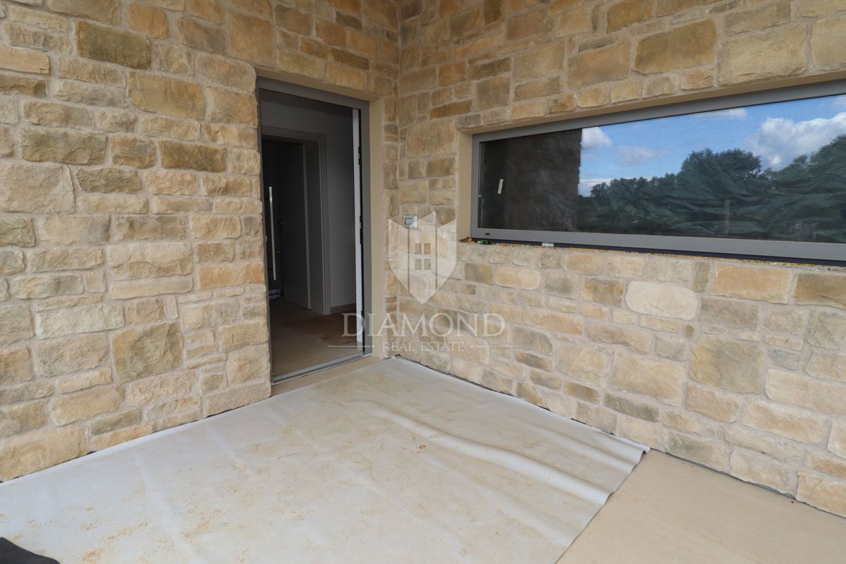 Poreč – Dintorni: Casa bifamiliare al piano terra con giardino