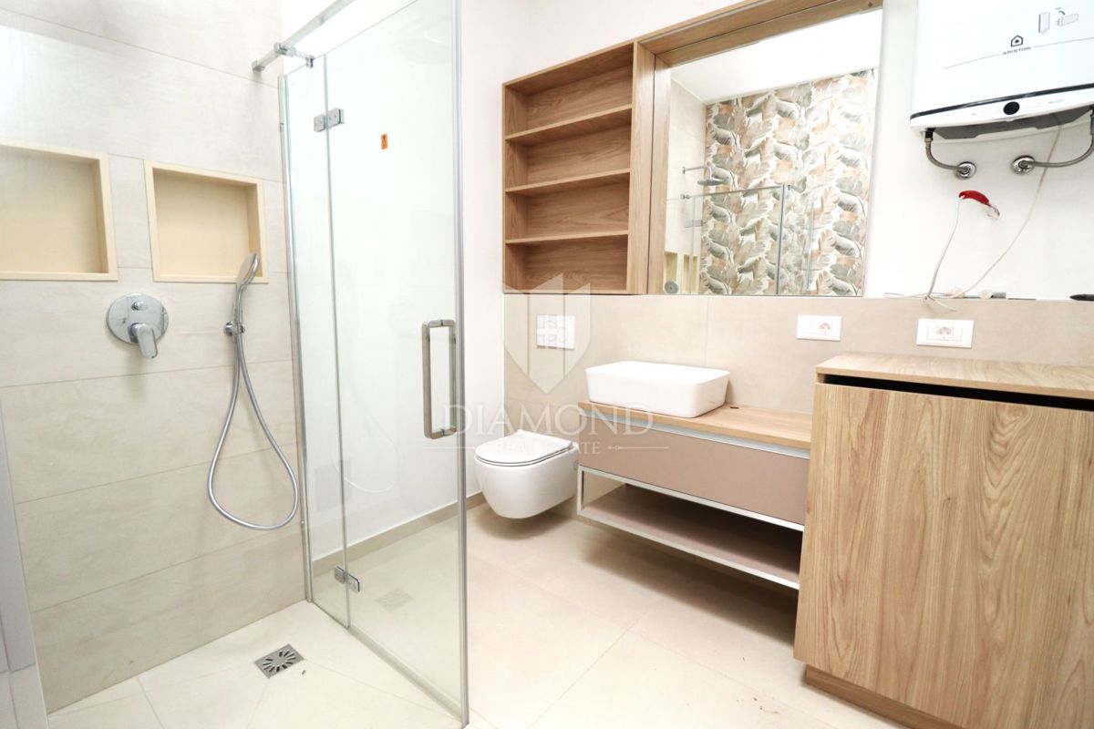 Poreč – Dintorni: Casa bifamiliare al piano terra con giardino