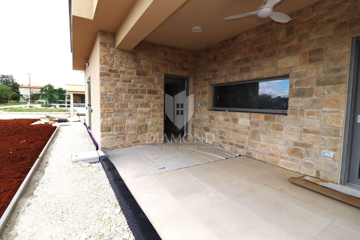 Poreč – Dintorni: Casa bifamiliare al piano terra con giardino