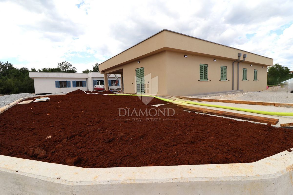 Poreč – Dintorni: Casa bifamiliare al piano terra con giardino