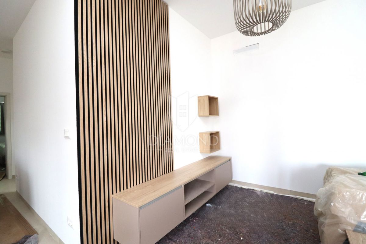 Poreč – Dintorni: Casa bifamiliare al piano terra con giardino