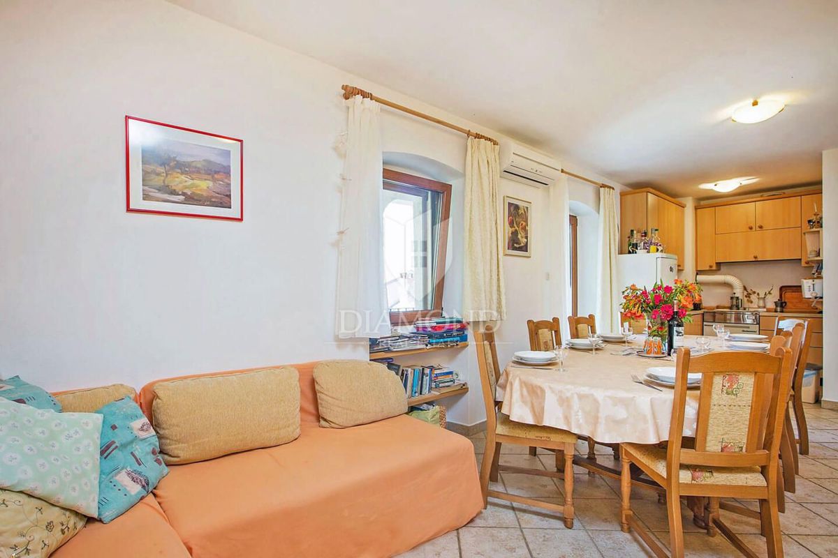 Poreč, dintorni – Elegante casa in pietra con piscina e vista mare