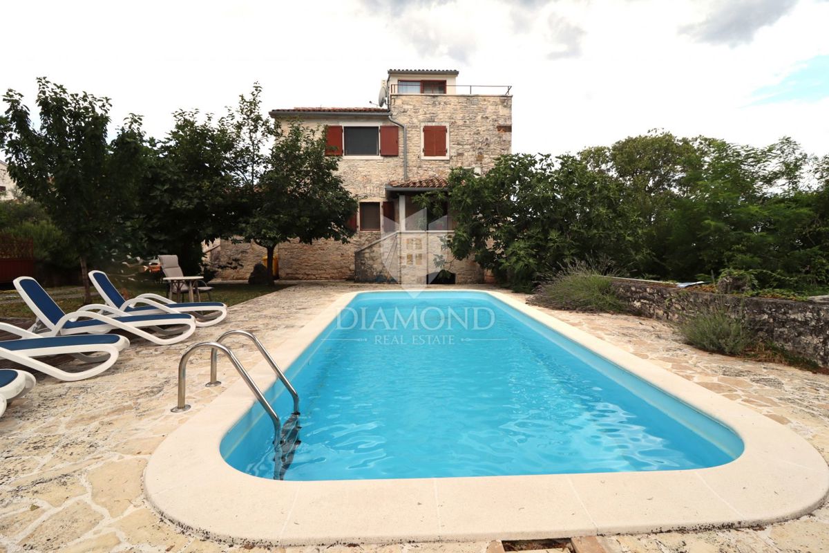 Poreč, dintorni – Elegante casa in pietra con piscina e vista mare