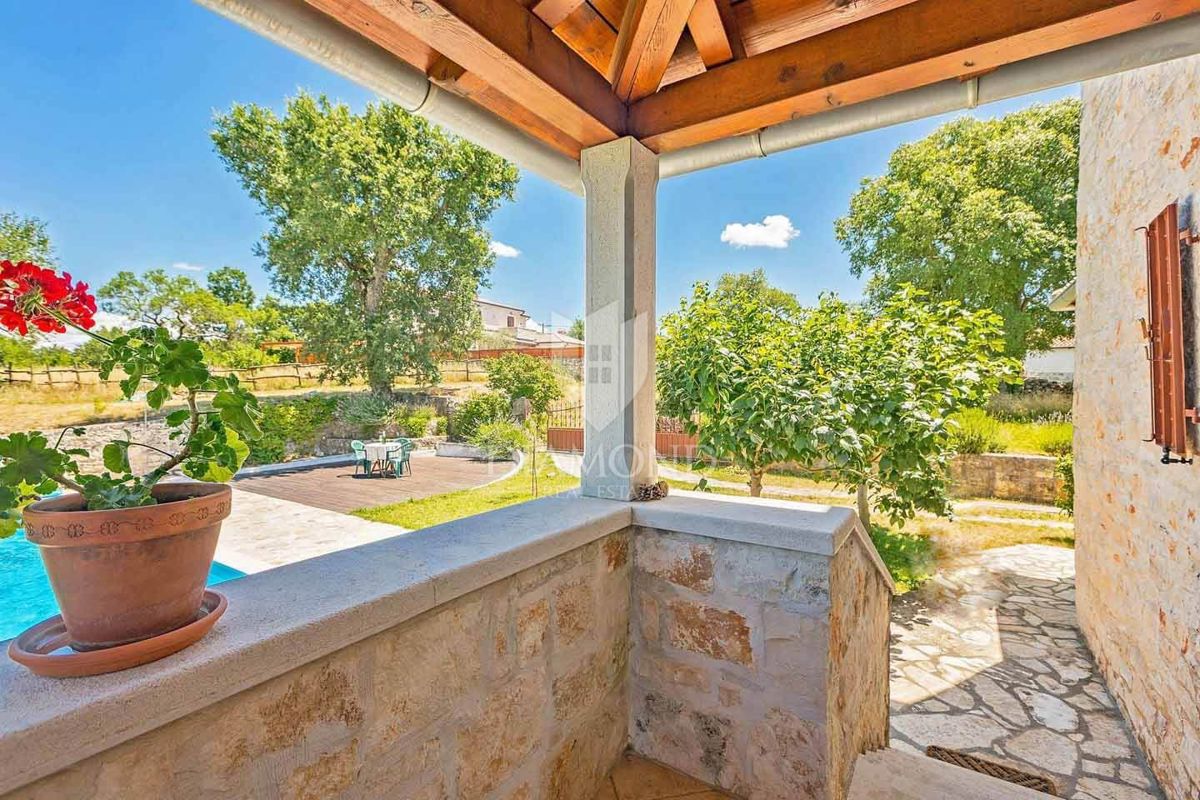 Poreč, dintorni – Elegante casa in pietra con piscina e vista mare